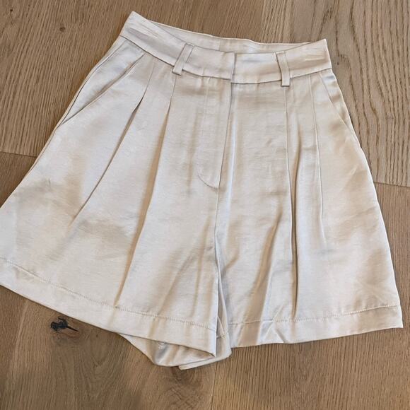 Pixie Market pleated off white high waisted shorts XS - Picture 1 of 5